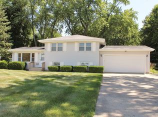 955 Silver Lake Rd, Cary, IL 60013