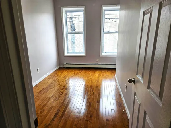 142 West Side Avenue image 7 of 19