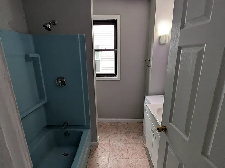 51 Glendale St #1A — Photo 2
