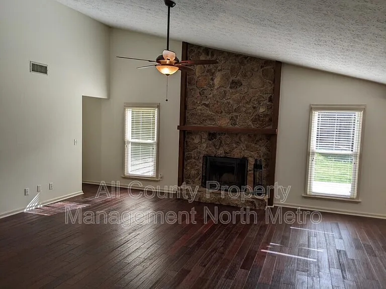 215 Broken Lance Pl — Photo 10