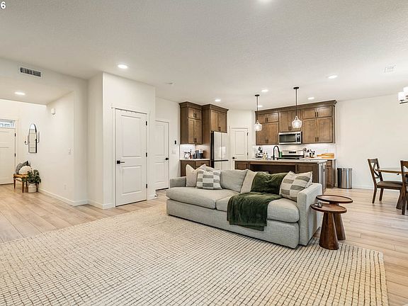 5th image of 731 SE 36th St