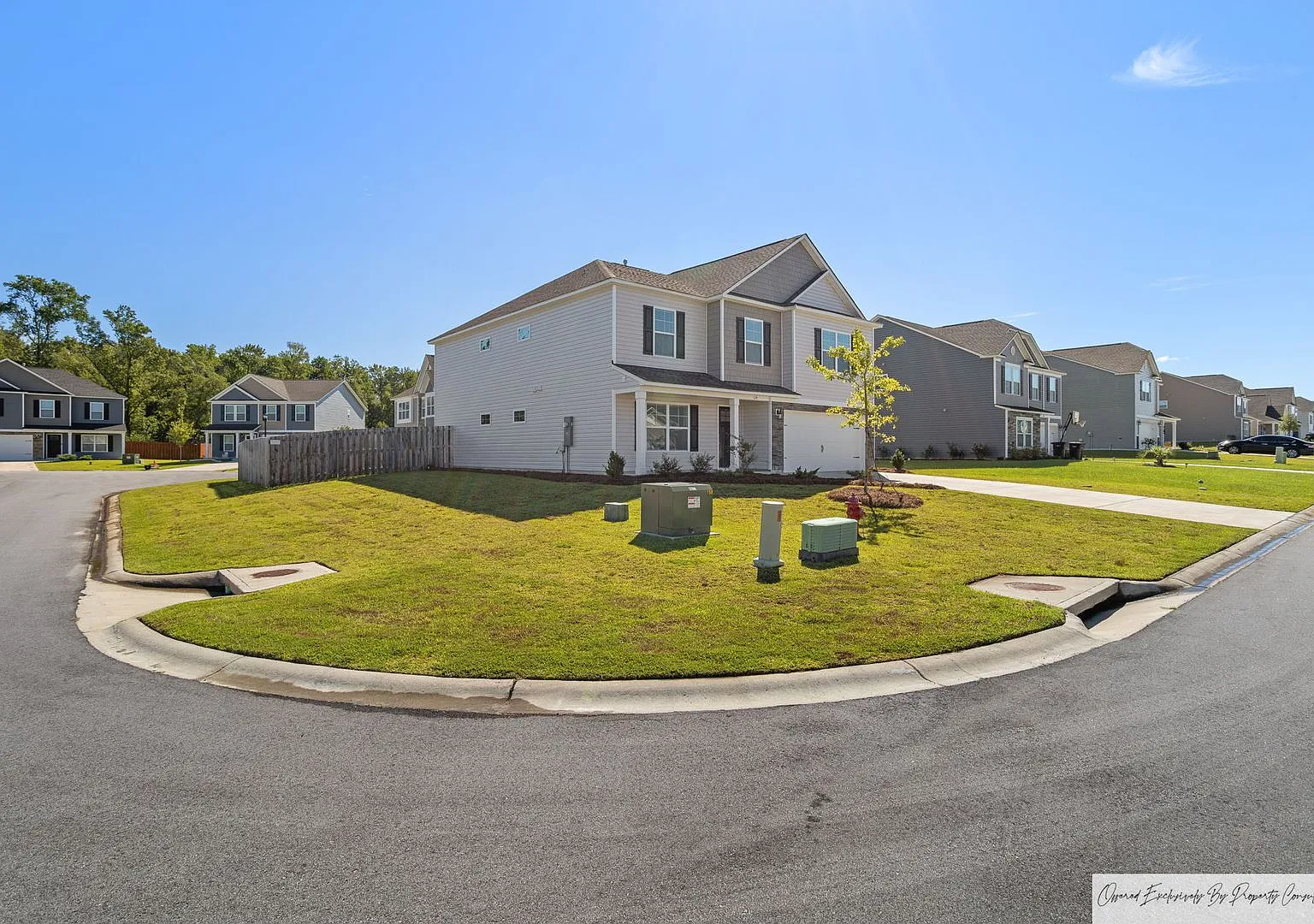 Stunning Home In Elgin's Walnut Creek — Photo 2