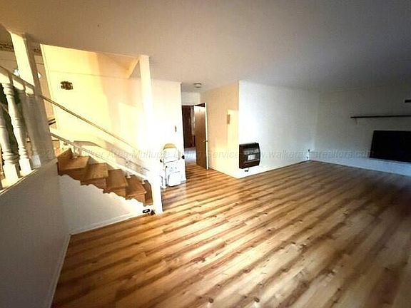 4th image of 243 Humbers St