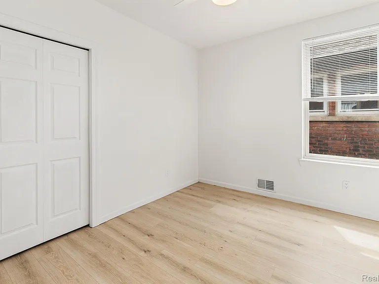 314 Hendrie St — Photo 31