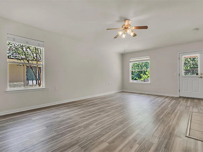 5605 Bentsen Ln — Photo 8