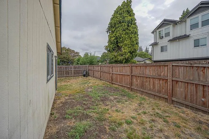 944 Dale St — Photo 29