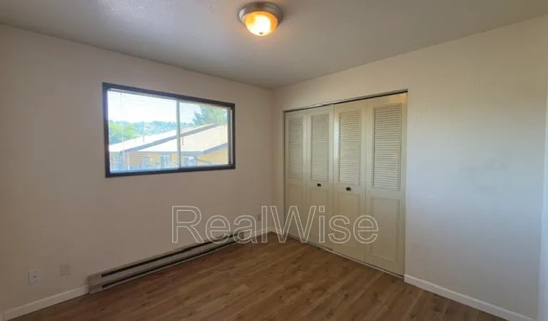 550 SE Center St — Photo 10