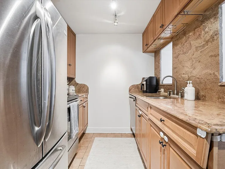 300 Winston Dr #L5 — Photo 16