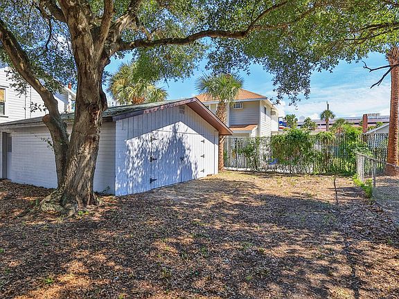 2nd image of 208 N Oleander Ave