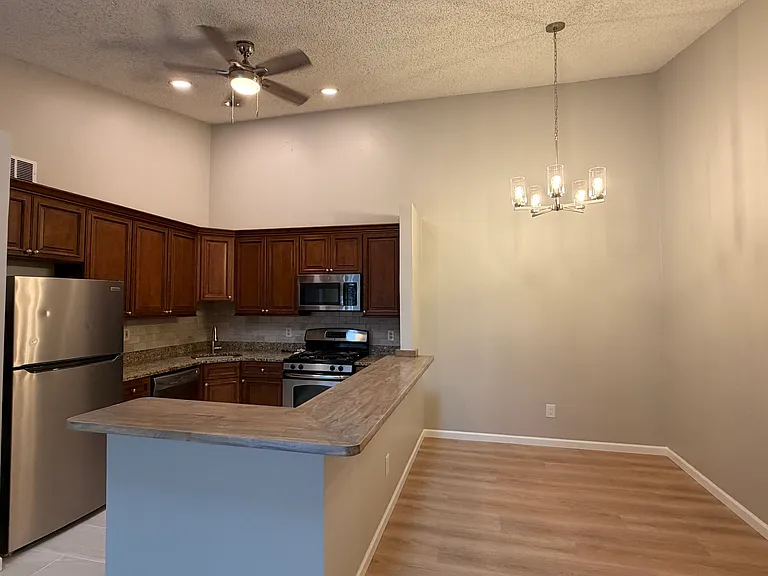 602 Lilac Ln #602 — Photo 4