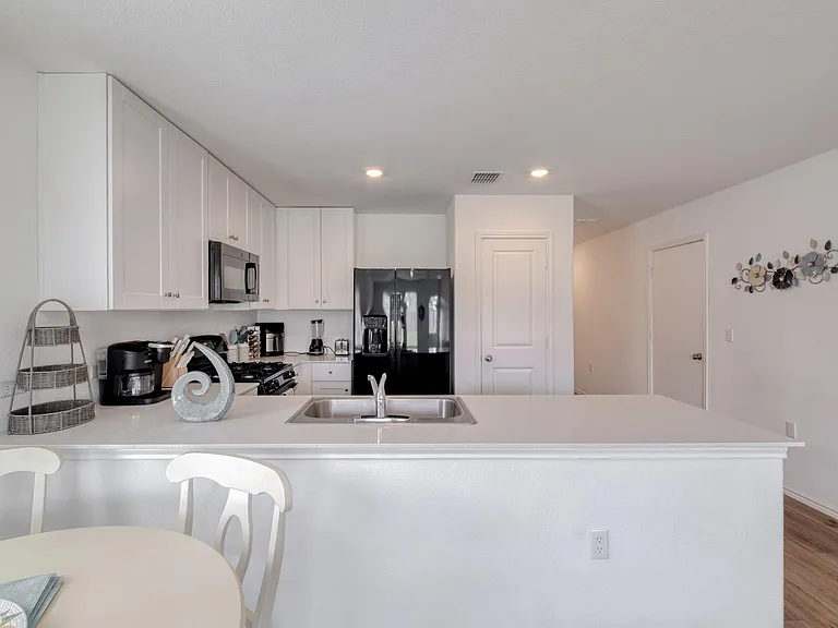 2516 Carpathian Cv — Photo 5