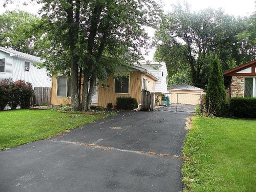 2nd image of 1211 Briar Ln