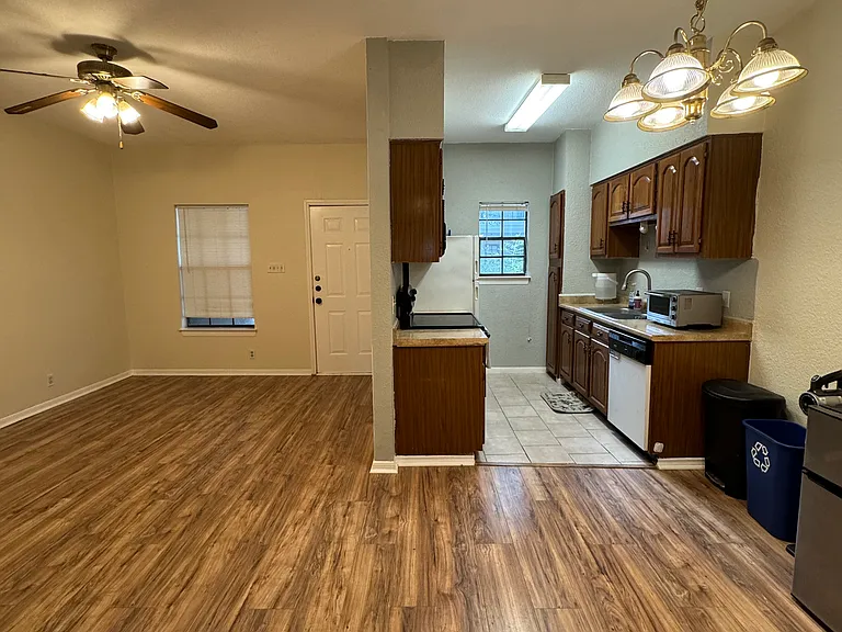 203 E 31st St #204 — Photo 5