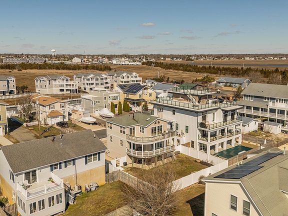 4th image of 11 Point Dr