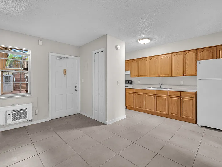 Oakland Park Villas — Photo 18