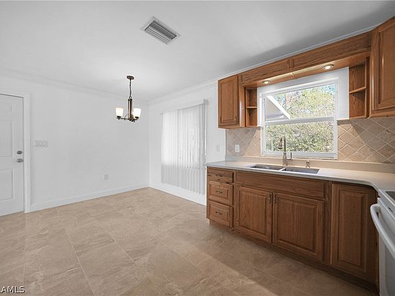 4th image of 8 Glenmont Dr W
