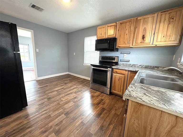 406 N Fig St — Photo 14