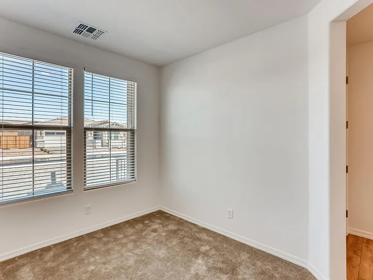 10819 W Lincoln St — Photo 18