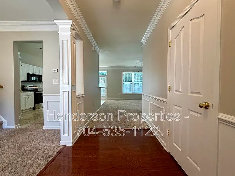 3 bed, 2.0 bath, 1959 sqft, $2,300 — Photo 2