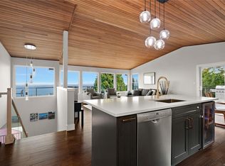 8750 Pender Park Dr, North Saanich, BC V8L 3Z5