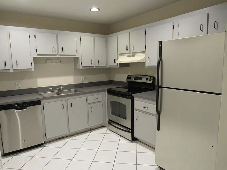 1065 Manor Dr — Photo 5