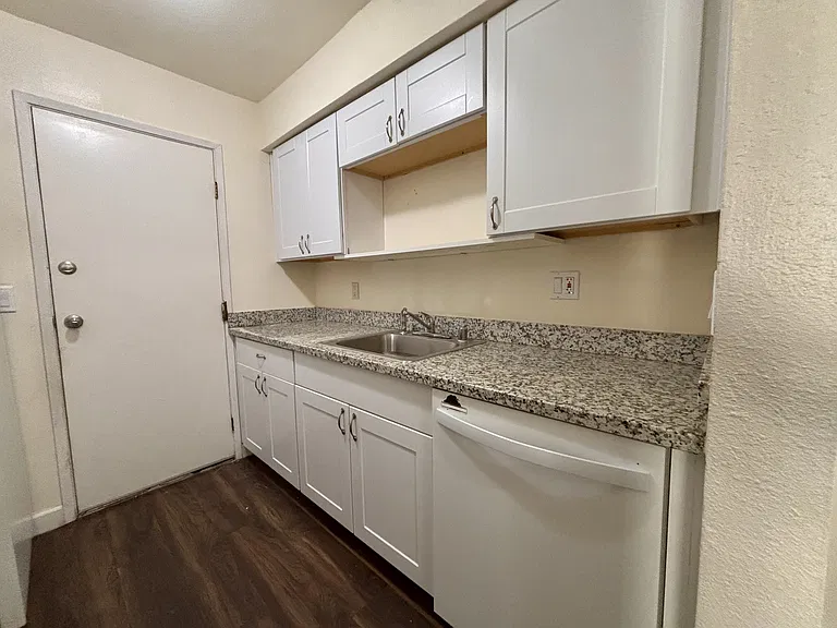 1055 Mohr Ln #B — Photo 4