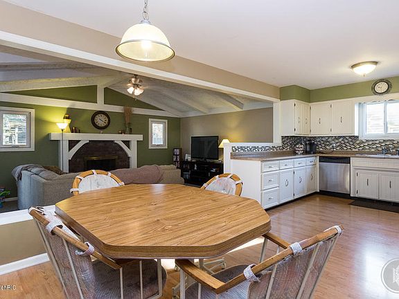 3rd image of 3327 Shoshone Dr SW