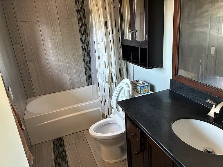 Master bath with beda