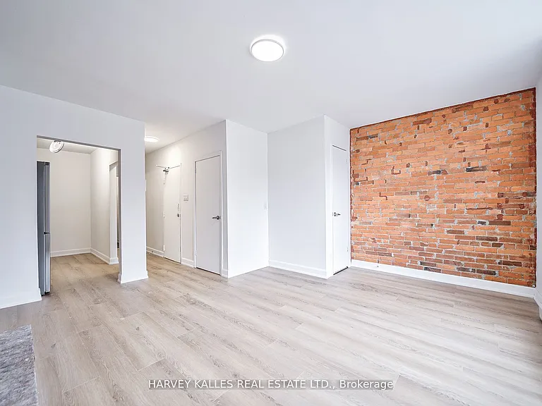 1046 Bathurst St #1 — Photo 8