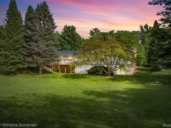2344 Rochester Rd, Leonard, MI 48367