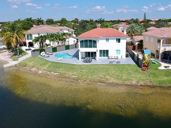 5th image of 7001 NW 113th Ct