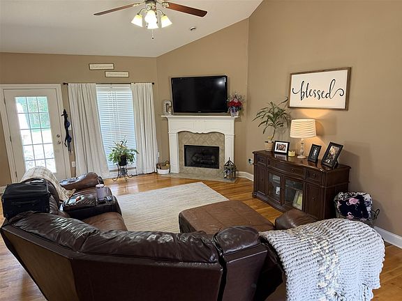 3rd image of 212 Oakridge Way