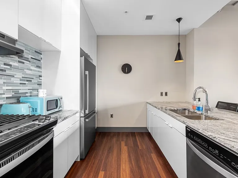 The Leonard Luxury Apartments — Photo 42
