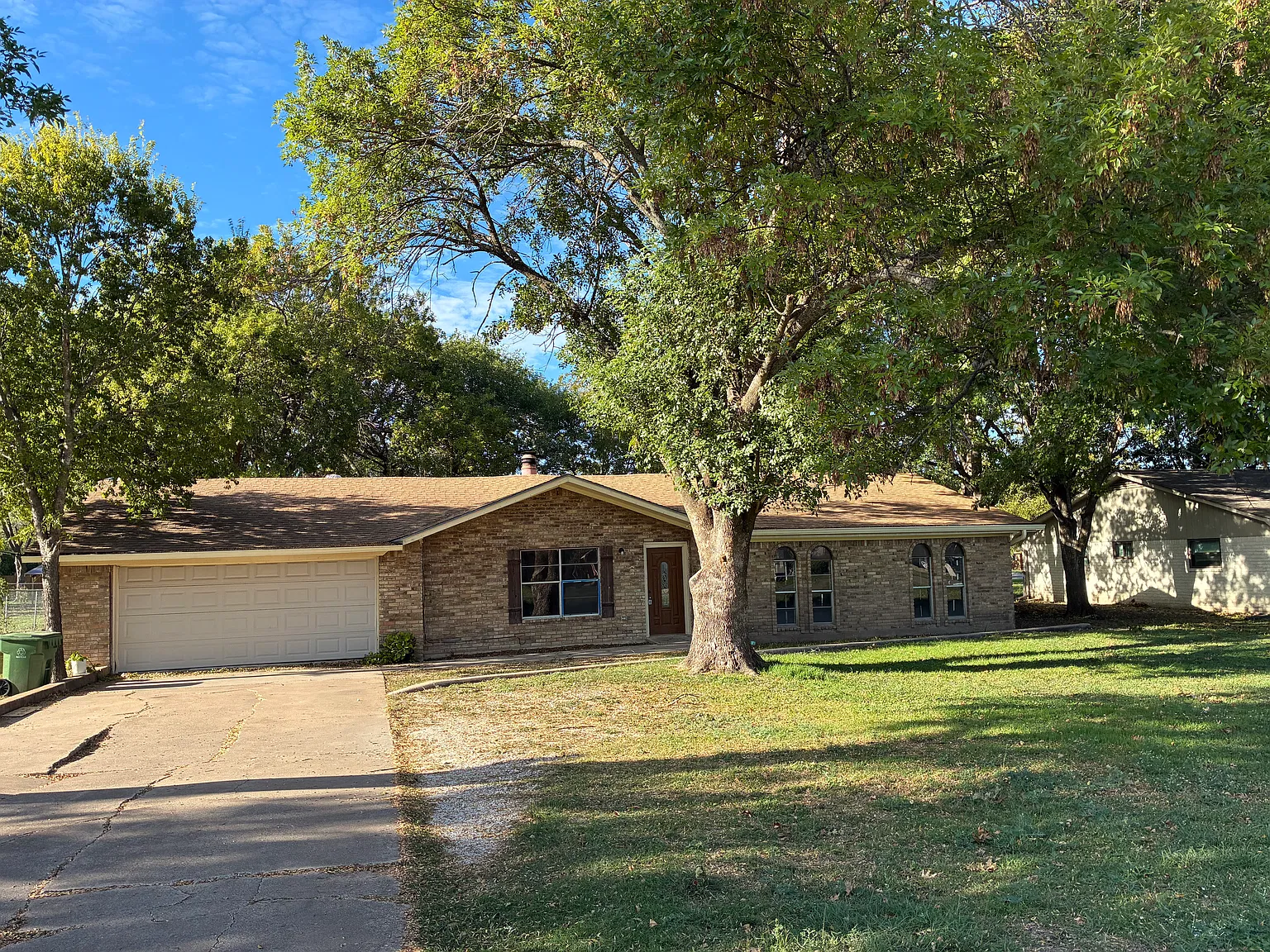 216 Ivy Ln — Photo 1