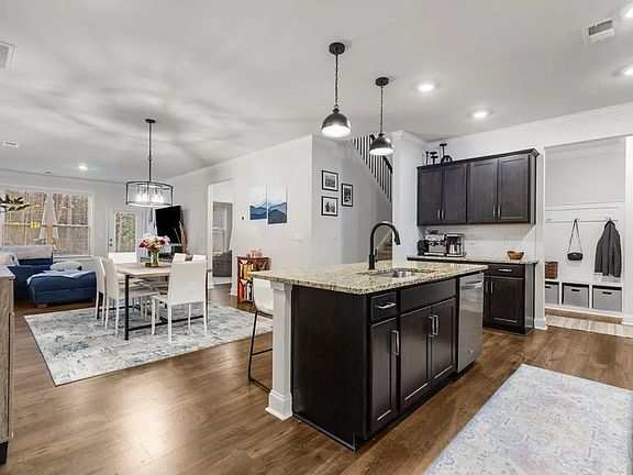 Kitchen & Dining