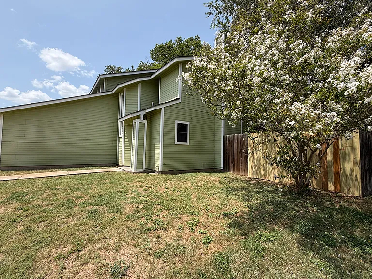 8107 Hood Cir #B — Photo 3