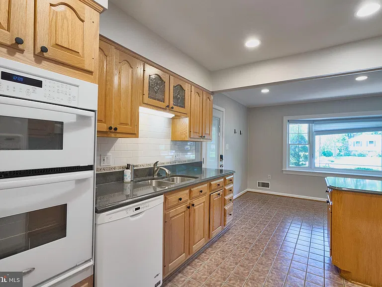 2403 Arrow Park Dr — Photo 2