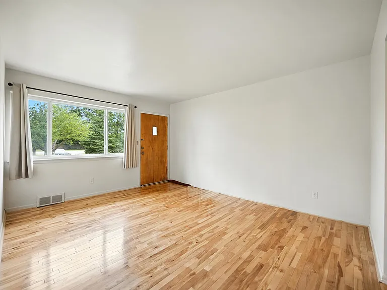 38351 Dequindre Rd — Photo 6