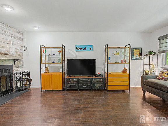 5th image of 73 Letts Ct