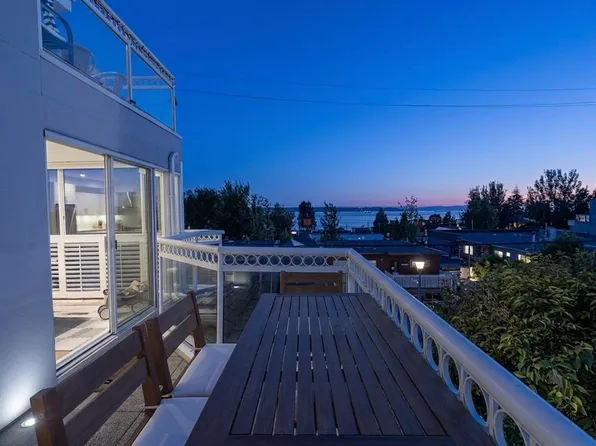 2440 Haywood Ave #202, West Vancouver, BC V7V 1Y1