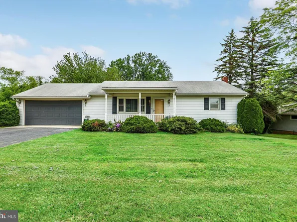 325 Clover Ln, Hanover, PA 17331