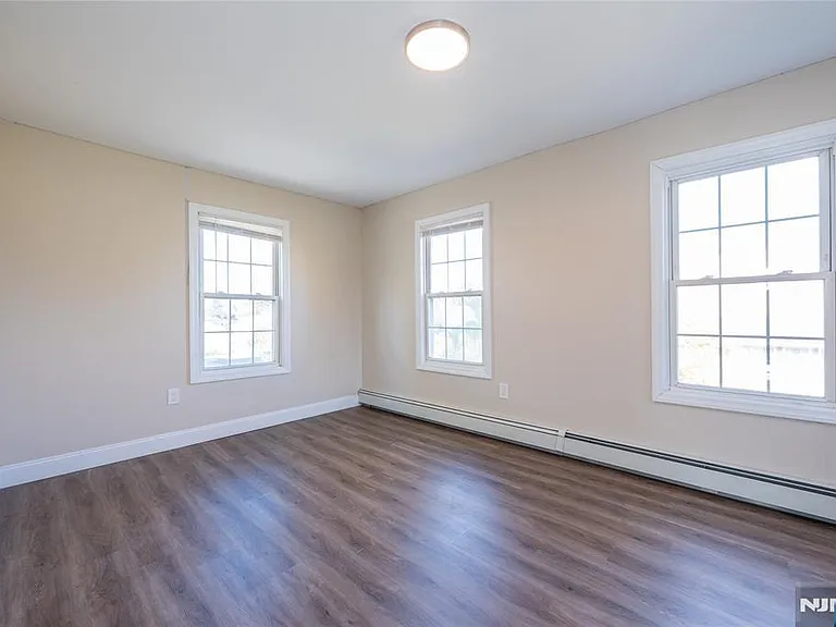 238 Van Ave — Photo 20