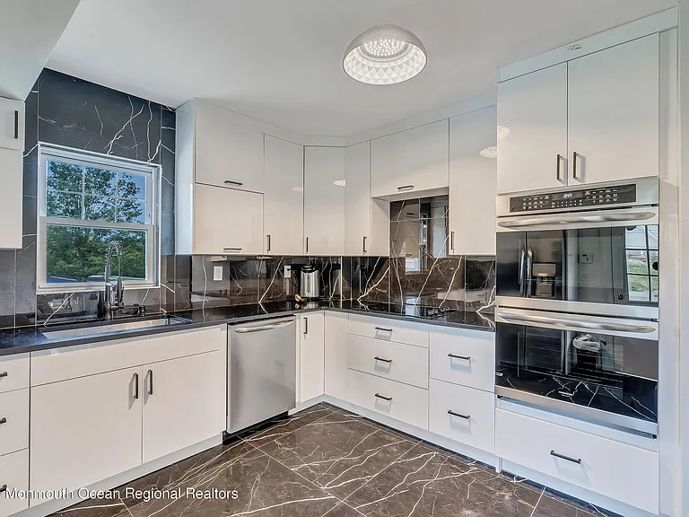 110 Monmouth Dr — Photo 10