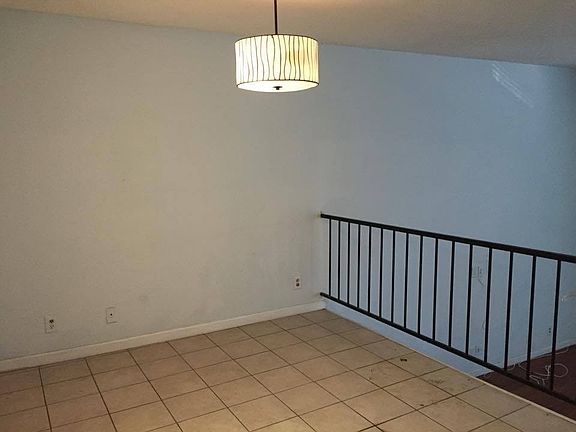 2nd image of 923 W College St