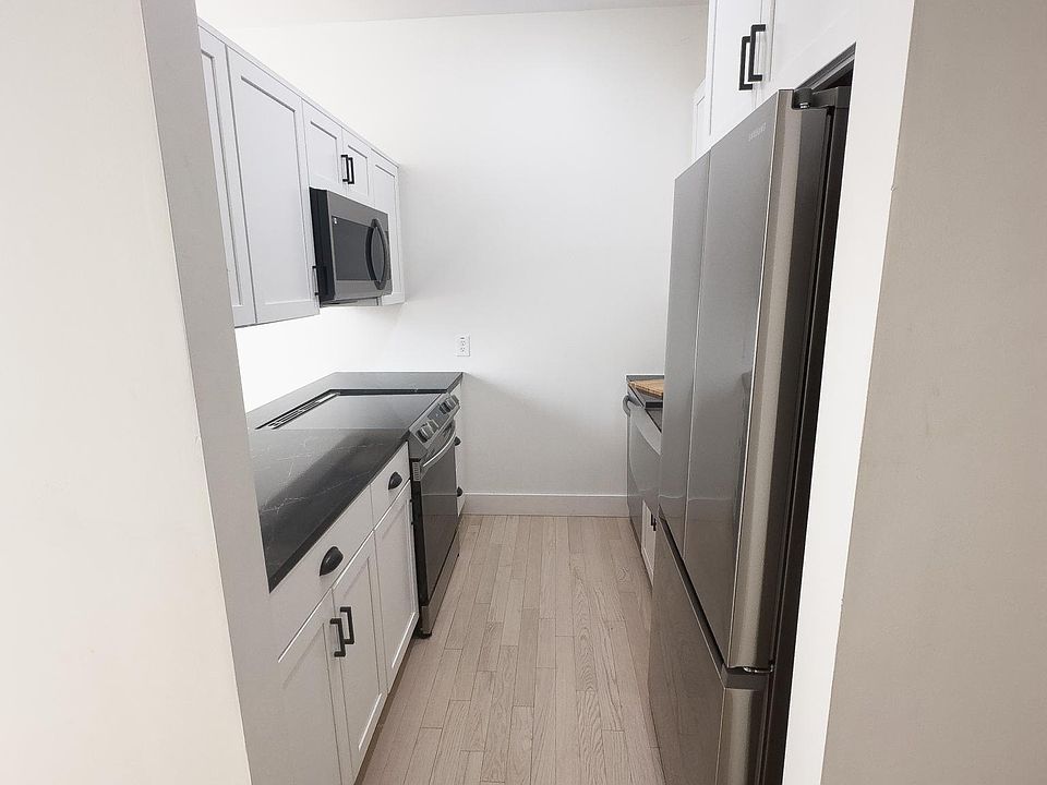 French door refrigerator with built-in ice maker