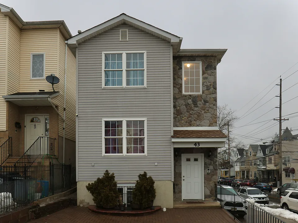 43 2nd Ave #2