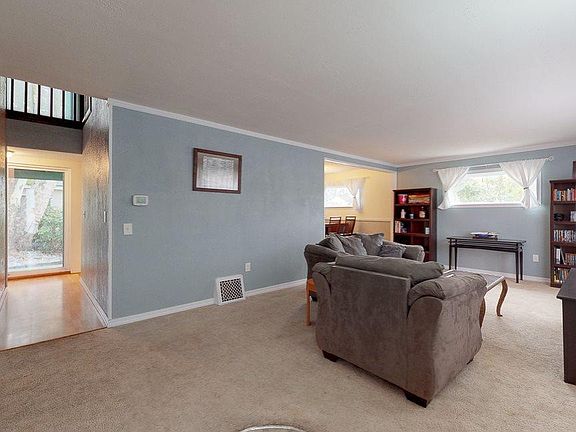 3rd image of 1018 Thayer Dr