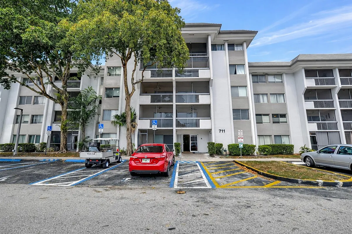 Building Photo - 711 N Pine Island Rd #210