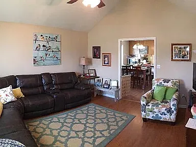 3 bed, 1228 sqft, $1,395 — Photo 2