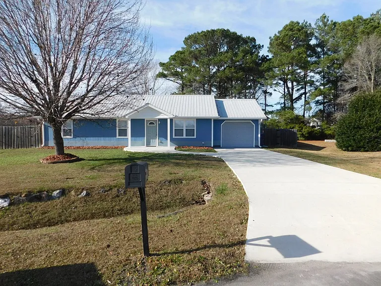 605 Hayden Ct — Photo 2